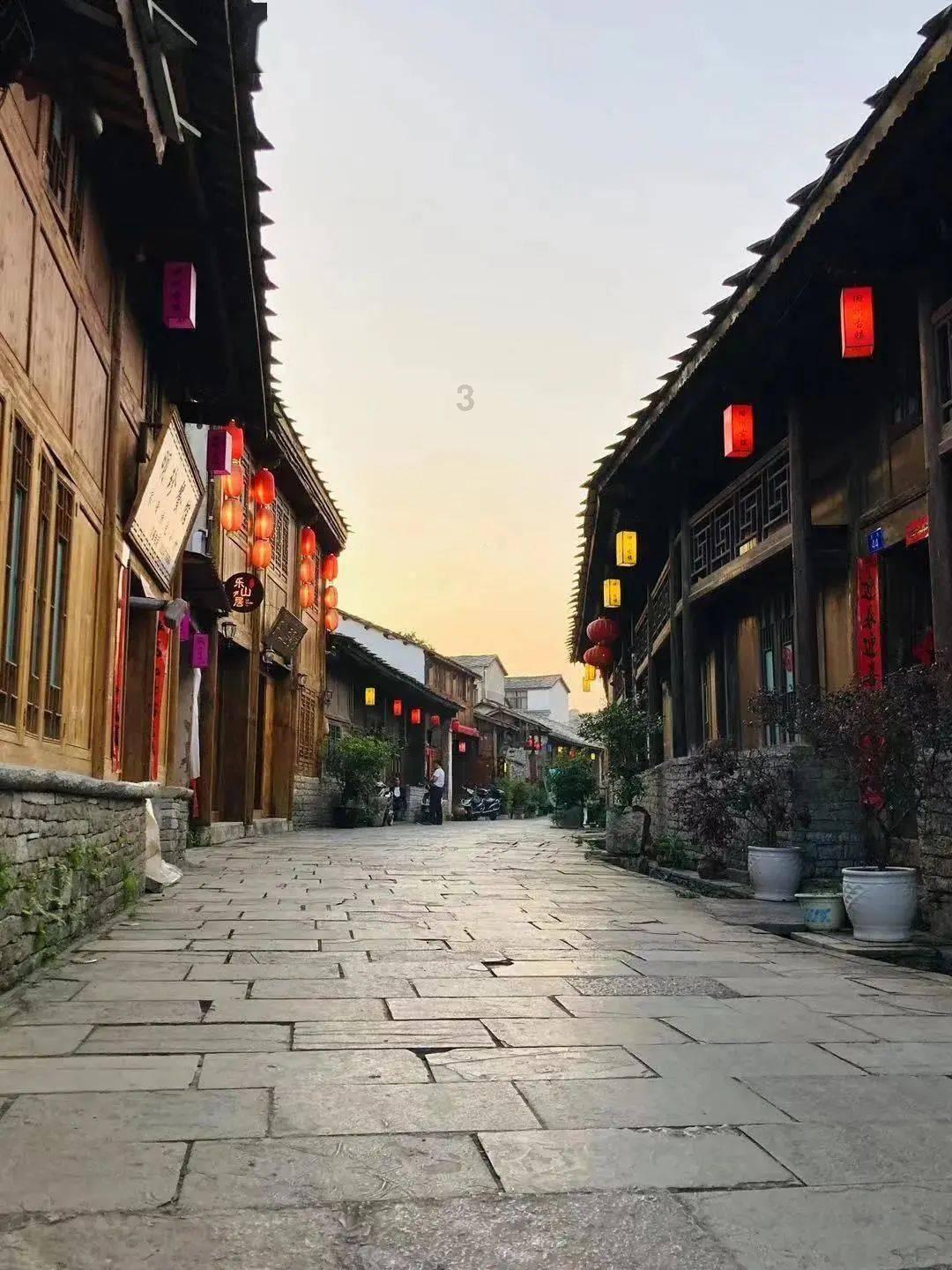 “半蹲式”窗口再现,官方回应后,网友吵翻了